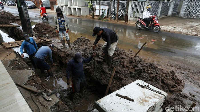 Masuk Musim Hujan, Saluran Air di Pinang Ranti Dibenahi Memasuki musim hujan, Sudin SDA Jakarta Timur melakukan revitalisasi saluran air di Jalan Pinang Ranti, Jumat (11/12/2020). Perbaikan itu untuk mengantisipasi banjir di kawasan tersebut.