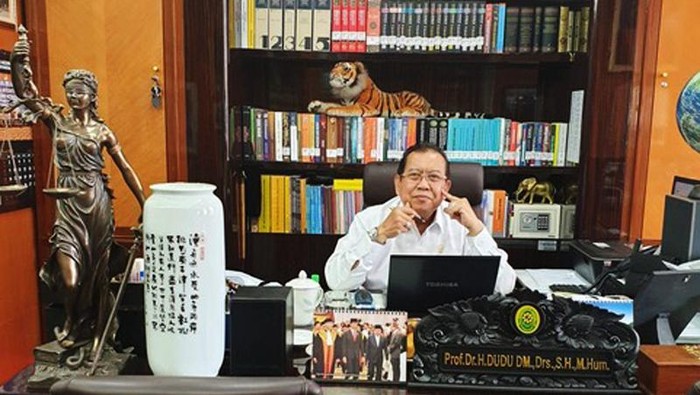 Hakim agung Prof Dudu Duswara wafat pada Kamis (10/12) petang kemarin karena positif Corona. Koleganya mengenal Dudu sebagai hakim agung yang riang dan suka bercanda.