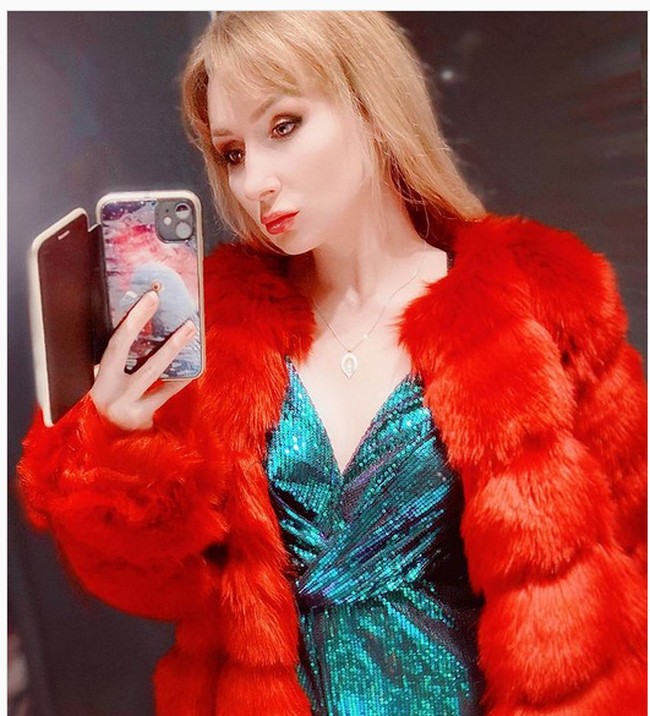 Bisnis MelKim ini jadi kontroversi lantaran tidak murni menjual underwear. sebelum mengirimkan pakaian dalam ke customernya, MelKim memberikan video ketika dia mengenakan pakaian dalam tersebut. Foto: dok. Instagram