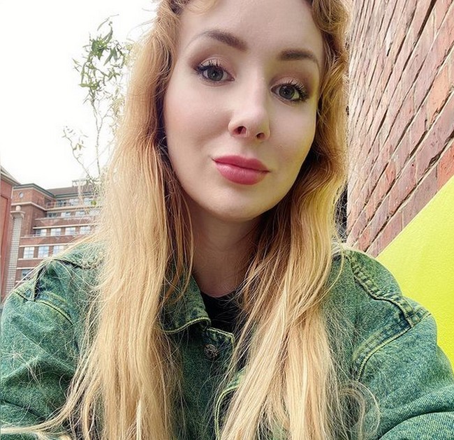 Aku pernah diminta untuk memakai stoking dan berlompat-lompat. Saat itu sangat licin dan berisiko, ungkapnya. Tapi videonya hanya 10 menit tapi aku mendapatkan 45 poundsterling, tambahnya. Foto: Instagram