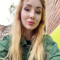 Aku pernah diminta untuk memakai stoking dan berlompat-lompat. Saat itu sangat licin dan berisiko, ungkapnya. Tapi videonya hanya 10 menit tapi aku mendapatkan 45 poundsterling, tambahnya. Foto: Instagram