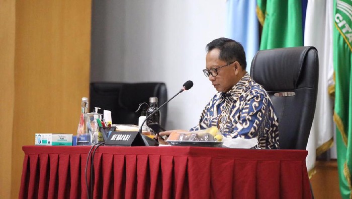 Mendagri Tito Karnavian dalam rapat koordinasi terkait Pilkada 2020
