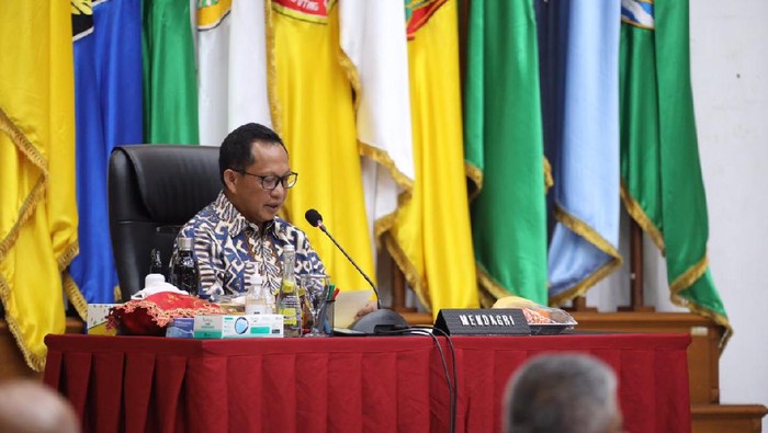 Mendagri Tito Karnavian dalam rapat koordinasi terkait Pilkada 2020