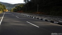Pengendara yang melintas pun, disuguhkan dengan panorama perbukitan yang indah sepanjang jalan menuju PLBN.  