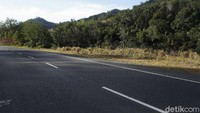 Jauh sebelum itu, jalanan di sana masih berupa tanah yang sulit dilalui kendaraan bermotor. Masyarakat setempat, yakni Kecamatan Galing dan Kecamatan Sajingan Besar lebih banyak memilih menggunakan transportasi umum motor air lewat sungai untuk melakukan berbagai aktivitas.  