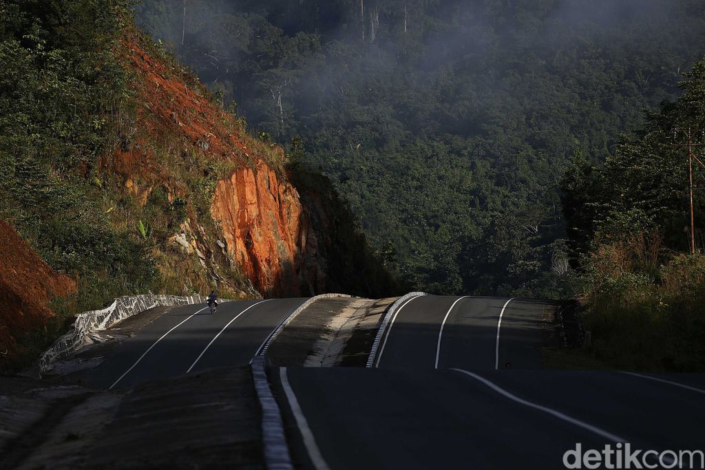 Pemerintah melalui Kementerian Pekerjaan Umum dan Perumahan Rakyat (PUPR), mempercantik kawasan perbatasan Indonesia dan Malaysia di Kalimantas Barat.