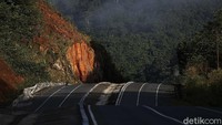 Tidak hanya bangunan Pos Lintas Batas Negara (PLBN) yang dipercantik, tetapi juga akses jalan menuju PLBN Area Aruk pun dibuat mulus tak berlubang.  