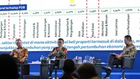 Direktur Utama PT Bank Tabungan Negara (Persero) Tbk. Pahala Nugraha Mansury bersama Managing Director Ciputra Group Budiarsa Sastrawinata dan Direktur Jenderal Perbendaharaan Kementerian Keuangan RI Andin Hadiyanto menyampaikan materi pada acara Talkshow bertajuk Peran Sektor Properti/Perumahan dalam Pemulihan Ekonomi Nasional 2021 di Jakarta. Foto: dok. Bank BTN