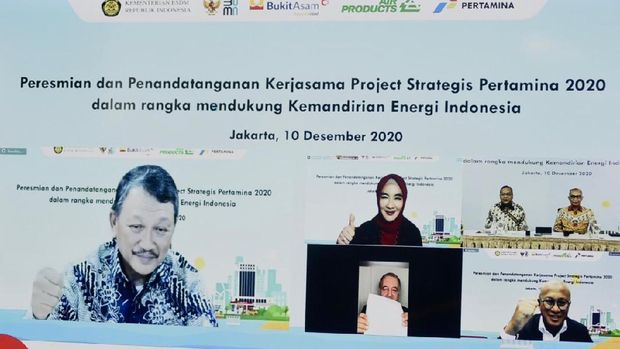 Penandatanganan proyek strategis pertamina untuk peresmian kilang langit biru cilacap dan proyek gasifikasi batu bara jadi DME. (Dok: Pertamina)