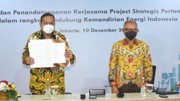 Penandatanganan proyek strategis pertamina untuk peresmian kilang langit biru cilacap dan proyek gasifikasi batu bara jadi DME. (Dok: Pertamina)