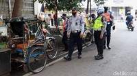 Belasan becak yang mangkal sembarangan dan melawan arus ditertibkan petugas di sekitar Jalan Otista.