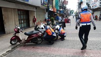 Dishub Kota Bandung juga melakukan penertiban kendaraan bermotor yang parkir sembarangan di kawasan Dalam Kaum. 