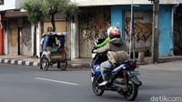 Kadishub Ricky Gustiadi mengatakan, becak dilarang beroperasi di jalan protokol dan utama di Kota Bandung. Ricky membenarkan, pihaknya masih menemukan yang melanggar.