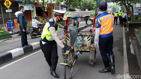 Becak Mangkal Sembarangan Ditertibkan