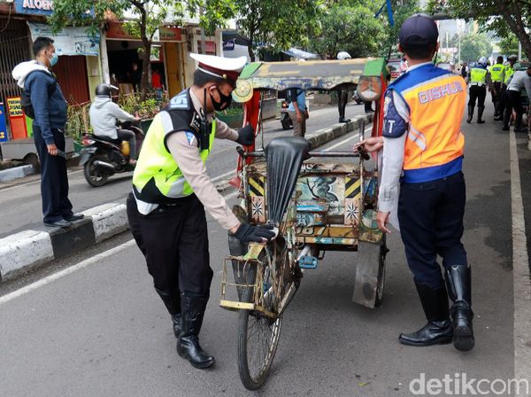 Becak Mangkal Sembarangan Ditertibkan