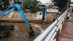 Antisipasi Banjir Ciliwung Dikeruk