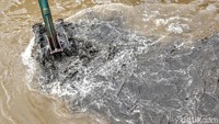 Pengerukan lumpur ini merupakan salah satu upaya untuk mencegah banjir di kawasan tersebut.