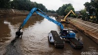 Memasuki musim hujan, Pemprov DKI Jakarta terus mengeruk sedimentasi sungai untuk memastikan aliran air terjaga dan meminimalisir potensi banjir.