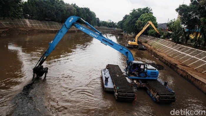 Dinas Sumber Daya Air Jakarta Selatan melakukan pengerukan lumpur di Sungai Ciliwung, Kampung Melayu, Jumat (11/12).