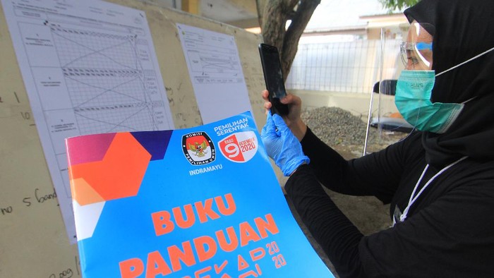 Petugas KPPS mendokumentasikan formulir C1 saat rekapitulasi penghitungan suara dengan menggunakan Sistem Informasi Rekapitulasi (Sirekap) di TPS 04 Karanganyar, Indramayu, Jawa Barat, Rabu (9/10/2020). Penggunaan aplikasi Sirekap itu sebagai sarana publikasi hasil penghitungan suara dan rekapitulasi hasil penghitungan suara dalam pelaksanaan pilkada 2020. ANTARA FOTO/Dedhez Anggara/aww.