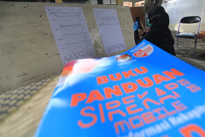 Petugas KPPS mendokumentasikan formulir C1 saat rekapitulasi penghitungan suara dengan menggunakan Sistem Informasi Rekapitulasi (Sirekap) di TPS 04 Karanganyar, Indramayu, Jawa Barat, Rabu (9/10/2020). Penggunaan aplikasi Sirekap itu sebagai sarana publikasi hasil penghitungan suara dan rekapitulasi hasil penghitungan suara dalam pelaksanaan pilkada 2020. ANTARA FOTO/Dedhez Anggara/aww.