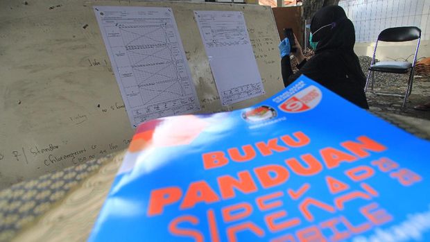 Petugas KPPS mendokumentasikan formulir C1 saat rekapitulasi penghitungan suara dengan menggunakan Sistem Informasi Rekapitulasi (Sirekap) di TPS 04 Karanganyar, Indramayu, Jawa Barat, Rabu (9/10/2020). Penggunaan aplikasi Sirekap itu sebagai sarana publikasi hasil penghitungan suara dan rekapitulasi hasil penghitungan suara dalam pelaksanaan pilkada 2020. ANTARA FOTO/Dedhez Anggara/aww.
