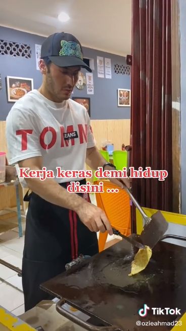 Penjual Mie Aceh Tampan Ini Ternyata Seorang Model