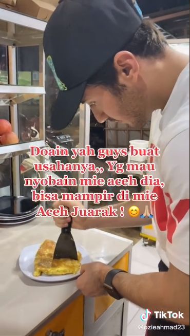 Penjual Mie Aceh Tampan Ini Ternyata Seorang Model