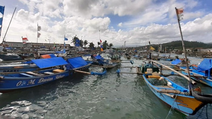 Perahu nelayan di Sukabumi disandarkan di dermaga.