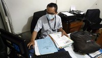 Menjadi Mantri BRI di wilayah terpencil seperti perbatasan Aruk bukan perkara gampang.  