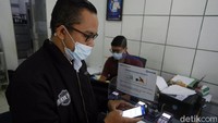 Meski akses jalan di perbatasan Aruk relatif sudah beraspal mulus, namun jalanan kampung masih berupa tanah.  