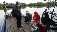 Warga kampung sudah sangat mengenalnya sebagai pegawai BRI yang bolak-balik memberi kredit pinjaman.  