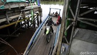 Mantri adalah singkatan dari marketing dan analisis mikro, para pekerja BRI yang bertugas mengurusi bagian kredit dan juga simpanan.  