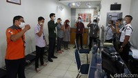 Pekerjaan sebagai Mantri Bank BRI di daerah perbatasan penuh dengan petualangan dan tantangan.  