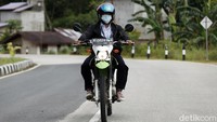 Setiap hari Jefrizal keliling kampung-kampung cari nasabah-nasabah yang rata-rata petani dan UMKM.  