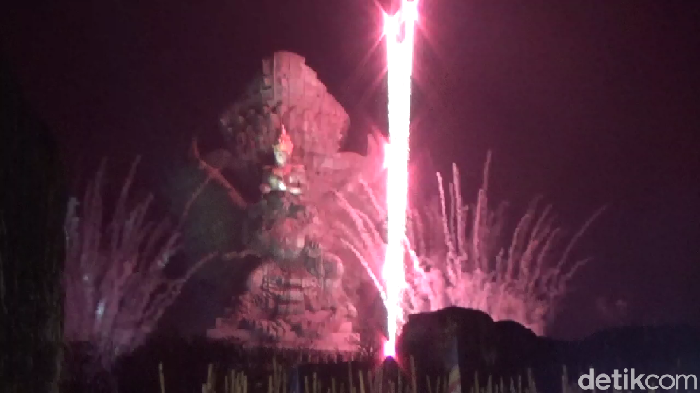 Pesta kembang api pada perayaan pergantian tahun 2019 di GWK (Angga Riza/detikcom)