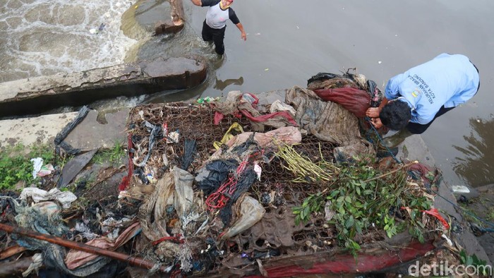 Petugas mengangkut 3 sampah kasur di Sungai Cikapundung Bandung