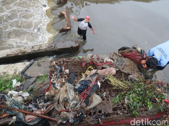 Petugas mengangkut 3 sampah kasur di Sungai Cikapundung Bandung