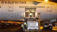 Vaksin Corona sudah sampai di Indonesia. Ada 1,2 juta vaksin COVID-19 buatan Sinovac yang tiba di Bandara Soekarno-Hatta pada Minggu (6/12/2020). Usai sampai, vaksin Corona di Indonesia langsung dibawa ke Kantor Pusat Bio Farma di Bandung, Jawa Barat. Sebelumnya pemerintah sudah menetapkan enam vaksin COVID-19 yang ditetapkan untuk dipakai di Indonesia, salah satunya yang dikembangkan Sinovac. ANTARA FOTO/Dhemas Reviyanto/pras.
