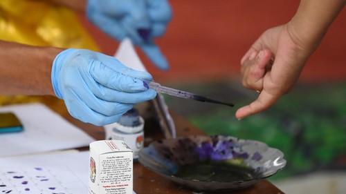 Petugas KPPS meneteskan tinta ke jari warga yang sudah menggunakan hak pilihnya pada Pilkada Depok di TPS 33 Cipayung, Depok, Jawa Barat, Rabu (9/12/2020). Pilkada serentak tahun 2020 dilaksanakan di 270 wilayah di Indonesia meliputi sembilan provinsi, 224 kabupaten dan 37 kota dengan menerapkan protokol kesehatan untuk mengantisipasi penyebaran COVID-19. ANTARA FOTO/Wahyu Putro A/wsj.