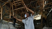 Namun ketika ada pesanan dari Malaysia yang dipesan secara online (via WhatsApp), ia mengaku tetap bisa memasarkan hasil kerajinan rotan melalui Kecamatan Jagoi Babang, Kabupaten Bengkayang, Kalimantan Barat.  
