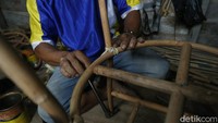 Di perbatasan Jagoi Babang, masyarakat masih bisa melakukan transaksi asalkan menggunakan Kartu PLB (Pas Lintas Batas). Kartu ini khusus digunakan untuk masyarakat yang ingin melakukan ekspor-impor produk antara Indonesia dan Malaysia.  