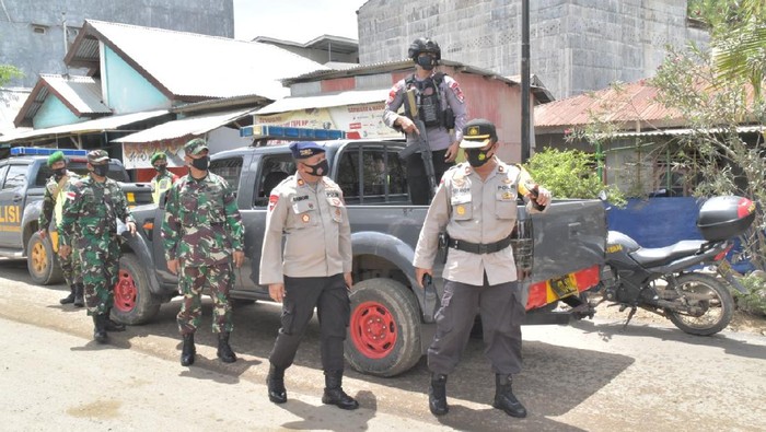 Polres Manggarai Barat, Polda Nusa Tenggara Timur (NTT) membubarkan kerumunan pendukung paslon Bupati dan Wakil Bupati Belu pasca pencoblosan