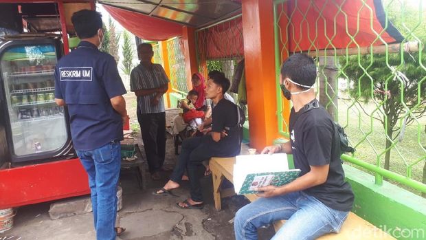 Polisi mengecek lokasi sejoli mesum di pinggir jalan Garut