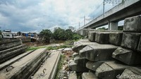 Saat ini beton-beton untuk turap sungai masih terlihat menumpuk di sekitar sungai.