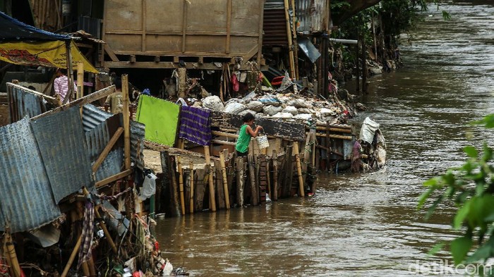 Deretan permukiman di bantaran Sungai Ciliwung, Jakarta, Jumat (11/12/2020). Kepala Dinas Sumber Daya Air (SDA) DKI Jakarta Juaini Yusuf mengatakan pembebasan lahan terkait bantaran kali Ciliwung tetap berlanjut pada 2021.