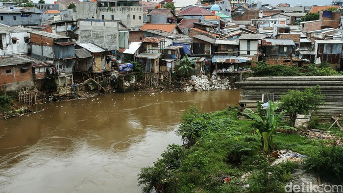 Deretan permukiman di bantaran Sungai Ciliwung, Jakarta, Jumat (11/12/2020). Kepala Dinas Sumber Daya Air (SDA) DKI Jakarta Juaini Yusuf mengatakan pembebasan lahan terkait bantaran kali Ciliwung tetap berlanjut pada 2021.