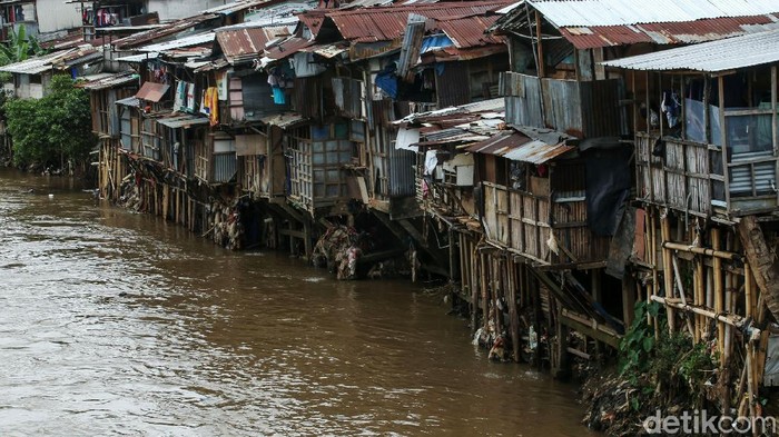 Deretan permukiman di bantaran Sungai Ciliwung, Jakarta, Jumat (11/12/2020). Kepala Dinas Sumber Daya Air (SDA) DKI Jakarta Juaini Yusuf mengatakan pembebasan lahan terkait bantaran kali Ciliwung tetap berlanjut pada 2021.