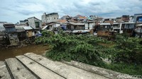 Normalisasi untuk melebarkan sungai dengan pemasangan turap dilakukan sebagai upaya mengatasi persoalan banjir di wilayah Ibu Kota.