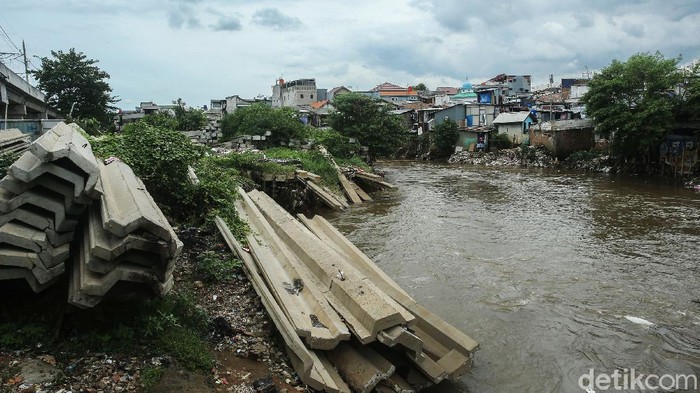 Deretan permukiman di bantaran Sungai Ciliwung, Jakarta, Jumat (11/12/2020). Kepala Dinas Sumber Daya Air (SDA) DKI Jakarta Juaini Yusuf mengatakan pembebasan lahan terkait bantaran kali Ciliwung tetap berlanjut pada 2021.